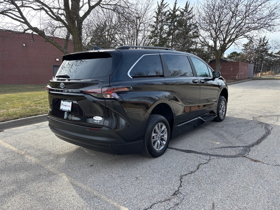 Used 2025 Toyota Sienna Hybrid XLE Base - BraunAbility Side Entry Entry In Floor Automatic Ramp