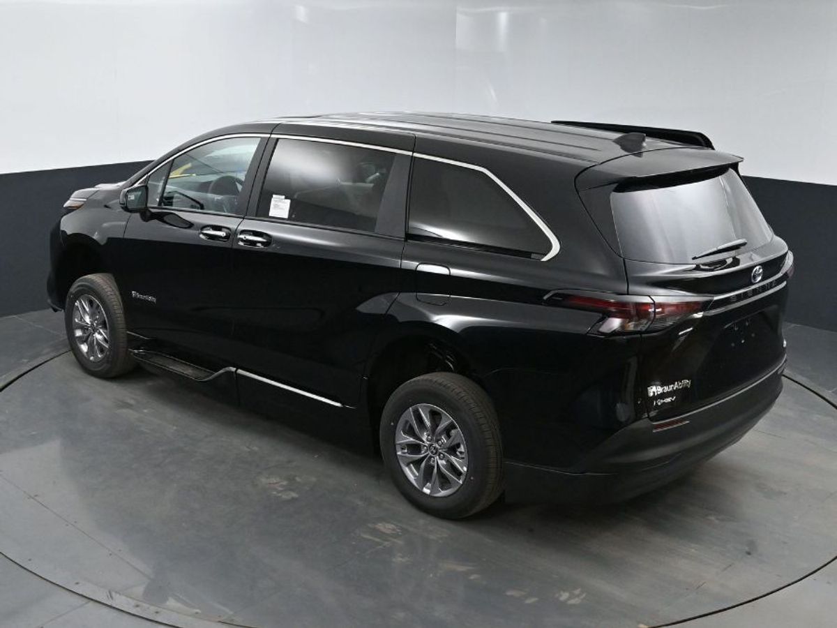 Black Toyota Sienna image number 14