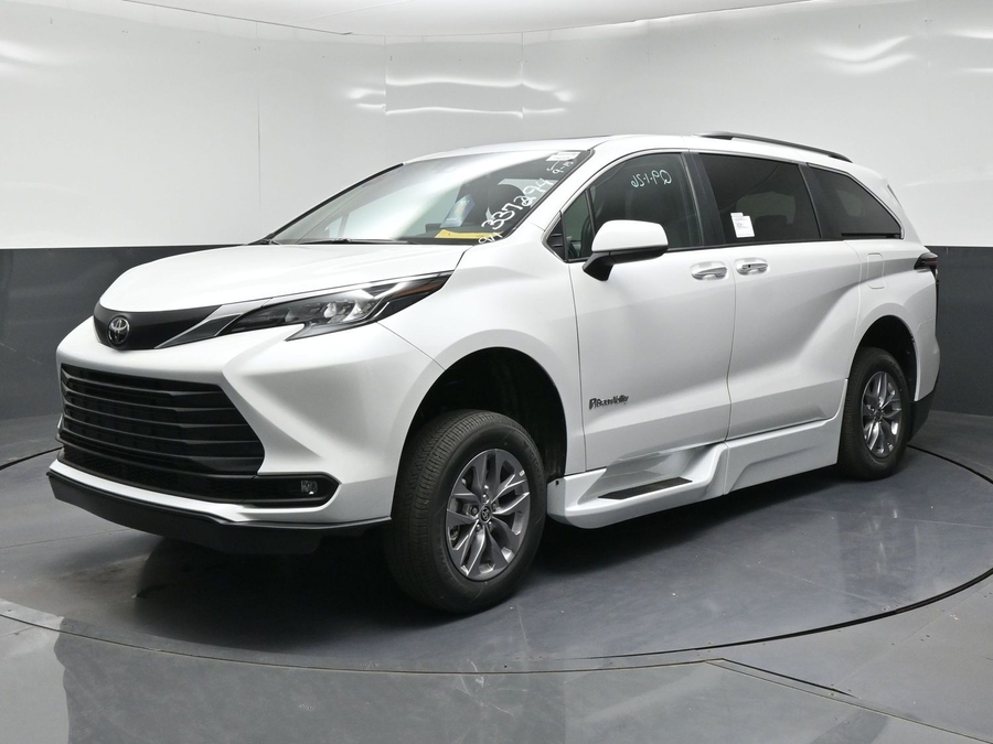 New 2026 Toyota Sienna Hybrid XLE Base - BraunAbility Side Entry Fold Out Automatic Ramp
