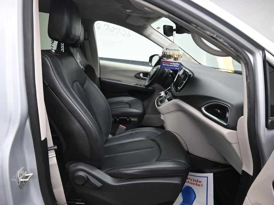 Silver Chrysler Pacifica image number 6