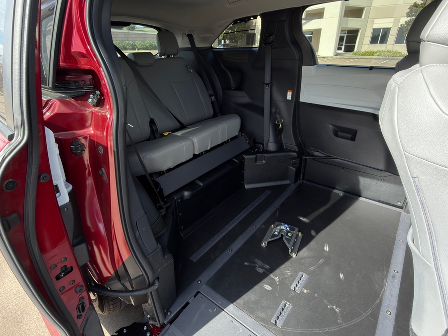 Used 2026 Toyota Sienna Hybrid XLE - BraunAbility Side Entry In Floor Automatic Ramp