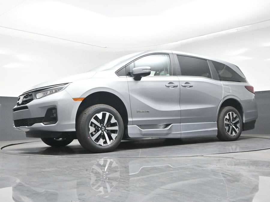 Silver Honda Odyssey image number 20