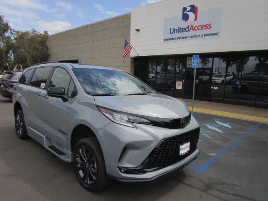 New 2026 Toyota Sienna Hybrid XSE Sport - BraunAbility Side Entry In Floor Automatic Ramp
