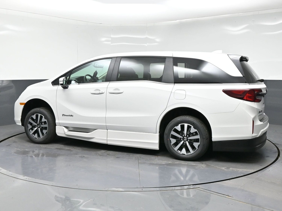 White Honda Odyssey image number 3