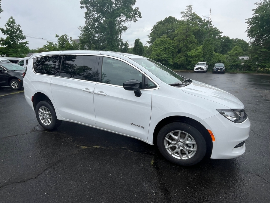White Chrysler Voyager image number 8