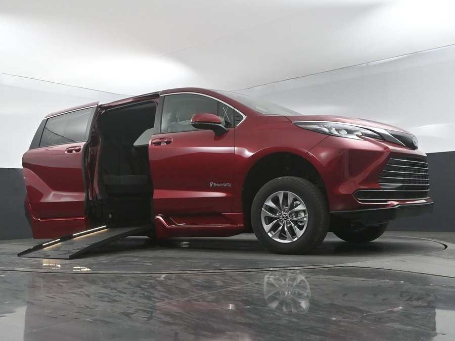 New 2025 Toyota Sienna Hybrid LE - BraunAbility Side Entry Entry Fold Out Automatic Ramp