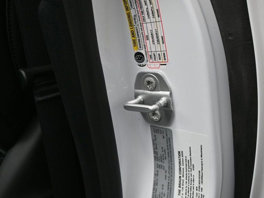 White Chrysler Pacifica image number 16