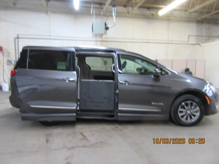 Grey Chrysler Pacifica image number 35