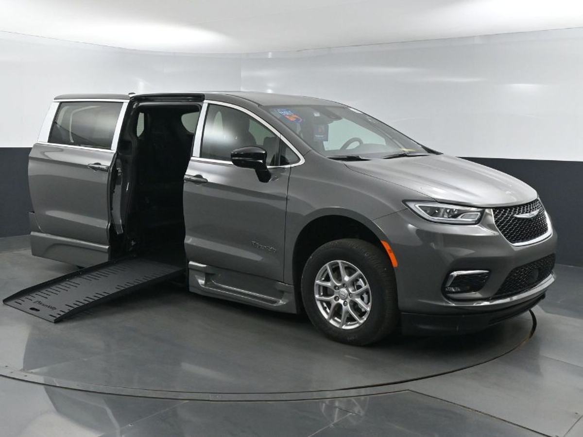 2025 Chrysler Pacifica Select's photo