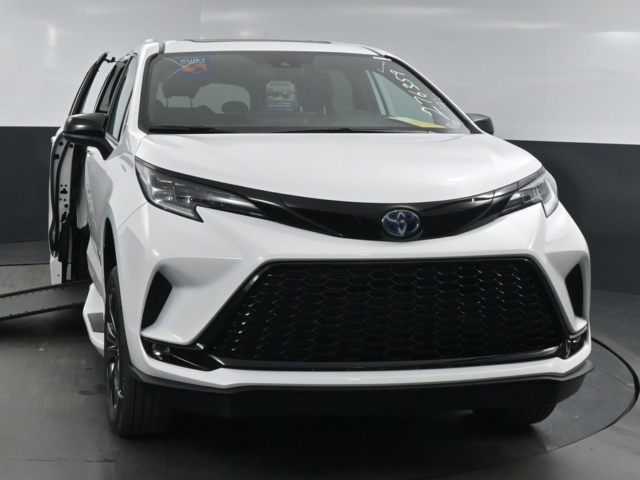 New 2025 Toyota Sienna Hybrid XSE - BraunAbility Side Entry Entry In Floor Automatic Ramp