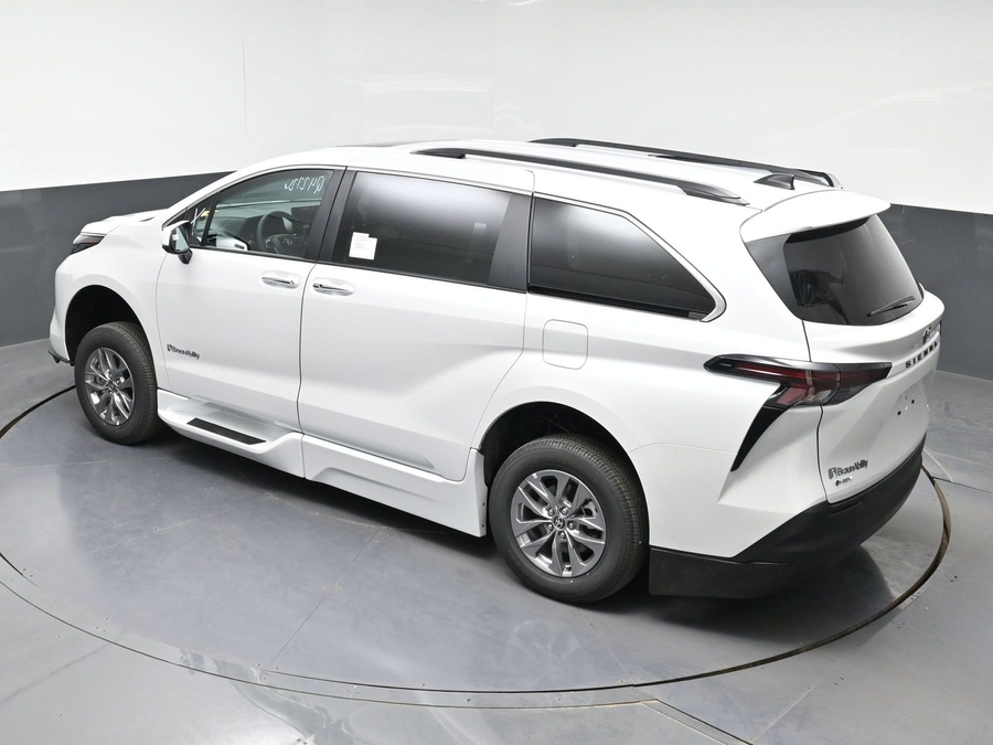 New 2026 Toyota Sienna Hybrid XLE Base - BraunAbility Side Entry Entry Fold Out Automatic Ramp