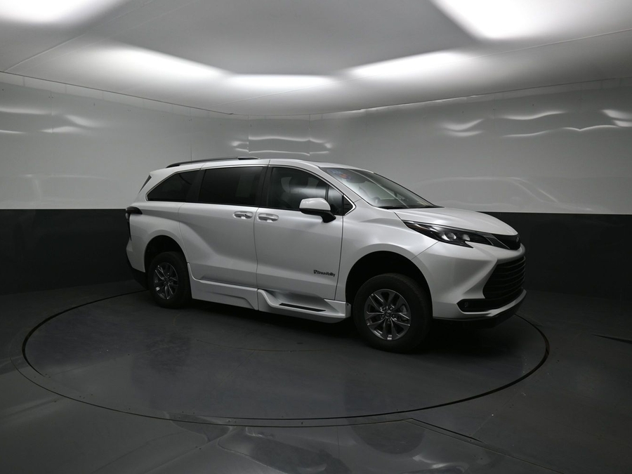 New 2026 Toyota Sienna Hybrid XLE Base - BraunAbility Side Entry Fold Out Automatic Ramp