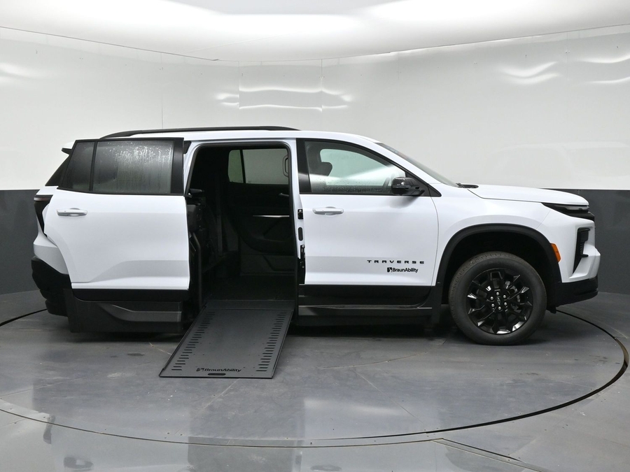 New 2026 Chevrolet Traverse 1LT Midnight - BraunAbility Side Entry In Floor Automatic Ramp