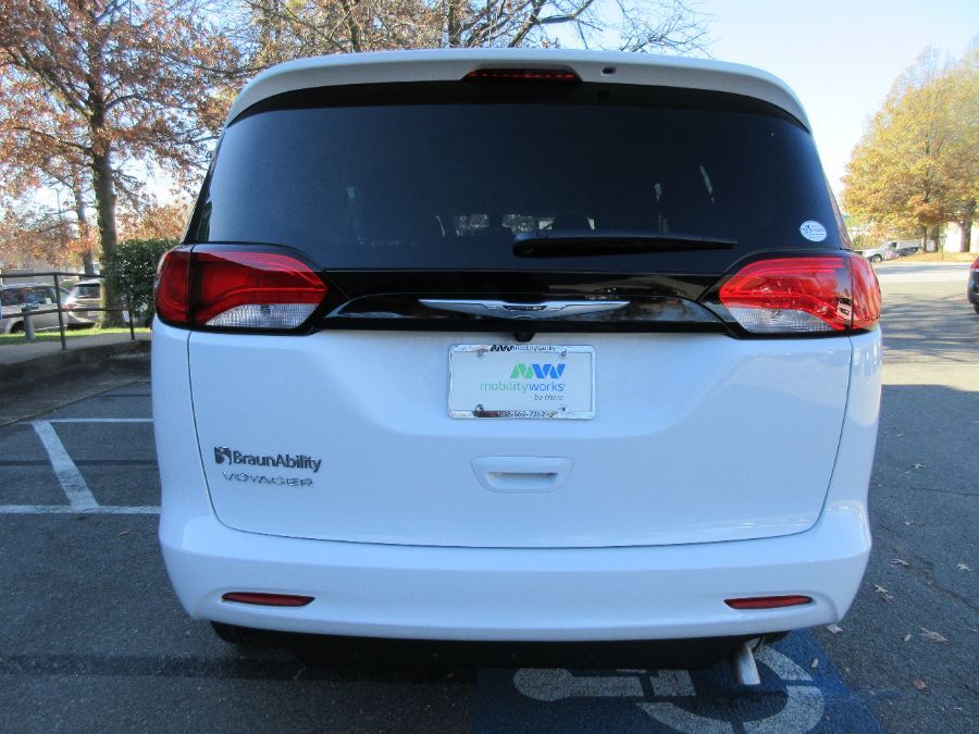 White Chrysler Voyager image number 7