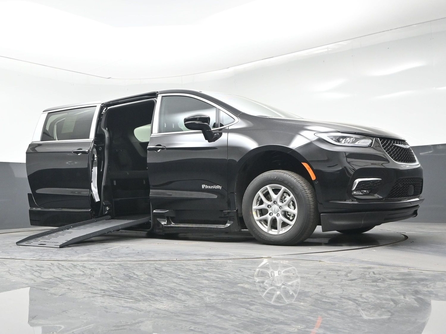 Black Chrysler Pacifica image number 13