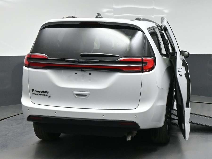 White Chrysler Pacifica image number 5