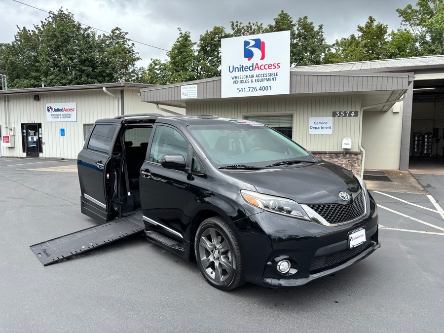 Used 2016 Toyota Sienna SE - BraunAbility Side Entry In Floor Automatic Ramp