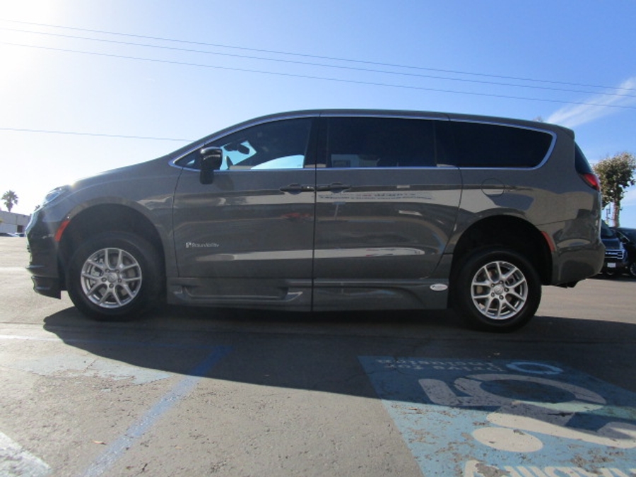 New 2025 Chrysler Pacifica Select Safety - BraunAbility Side Entry Entry Fold Out Automatic Ramp