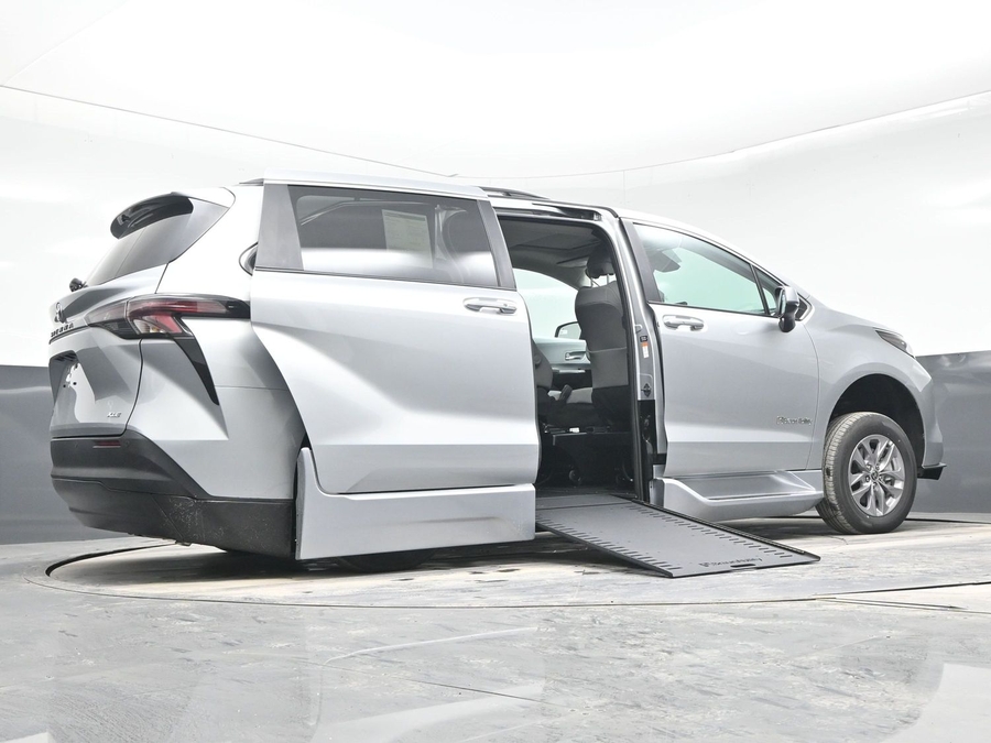 New 2025 Toyota Sienna Hybrid XLE Plus - BraunAbility Side Entry Entry In Floor Automatic Ramp