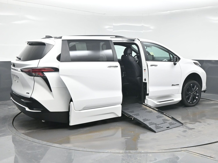 New 2025 Toyota Sienna Hybrid XSE Sport - BraunAbility Side Entry Entry Fold Out Automatic Ramp