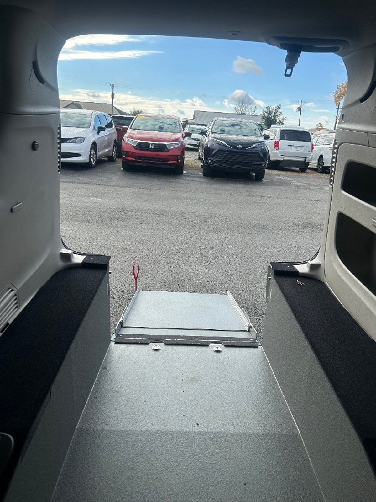 Black Chrysler Voyager image number 10