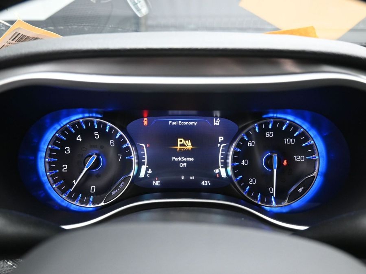 Black Chrysler Pacifica image number 15