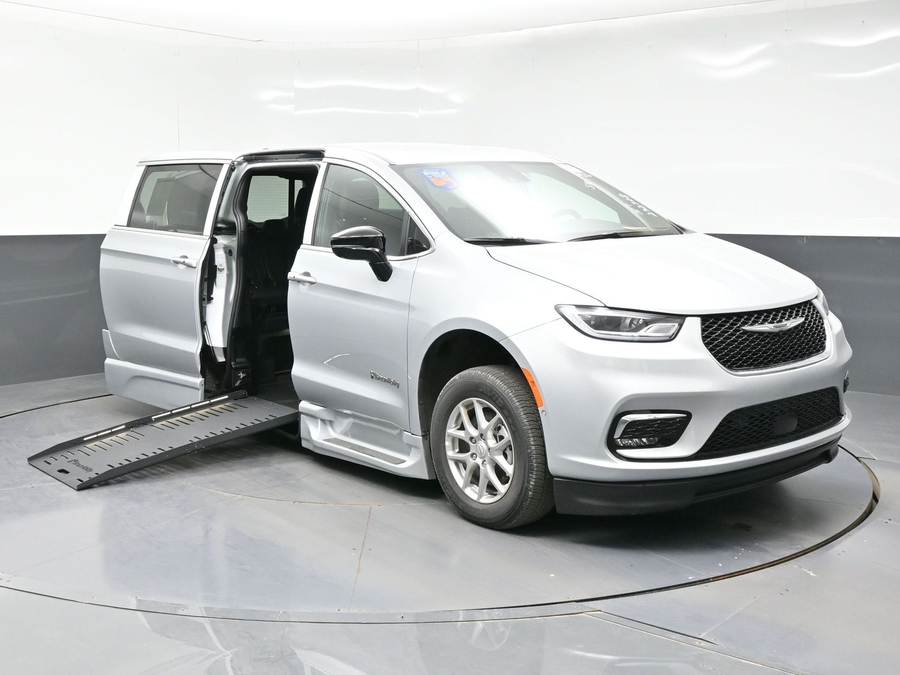 2026 Chrysler Pacifica Select's photo