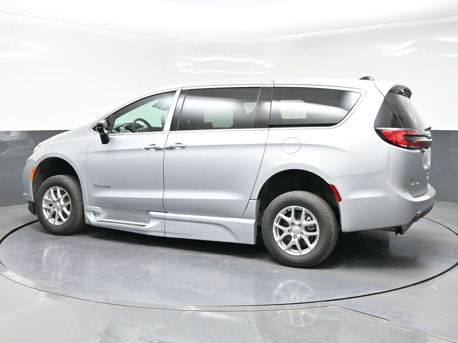 2026 Chrysler Pacifica Select's photo