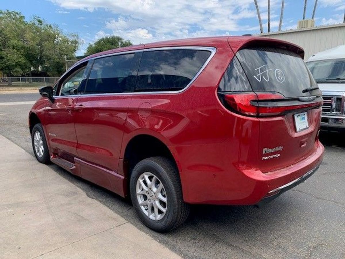 2024 Chrysler Pacifica Touring L - Photo 6