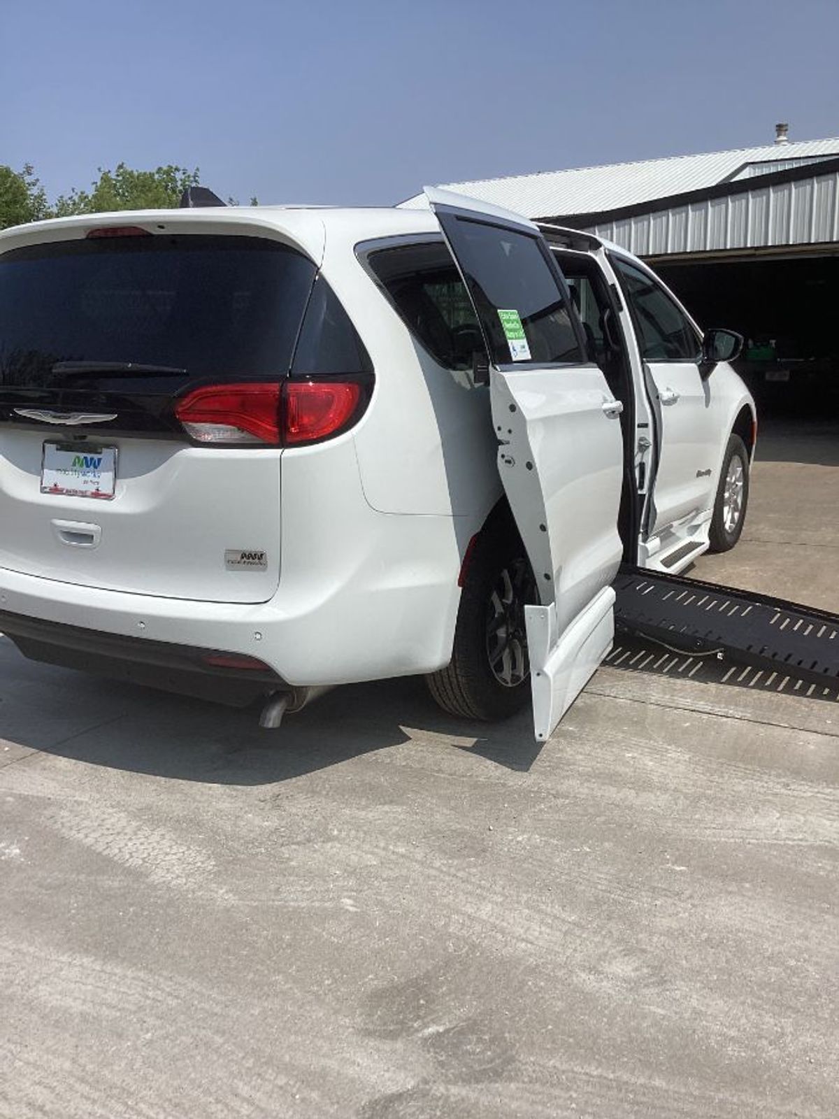 White Chrysler Voyager image number 12