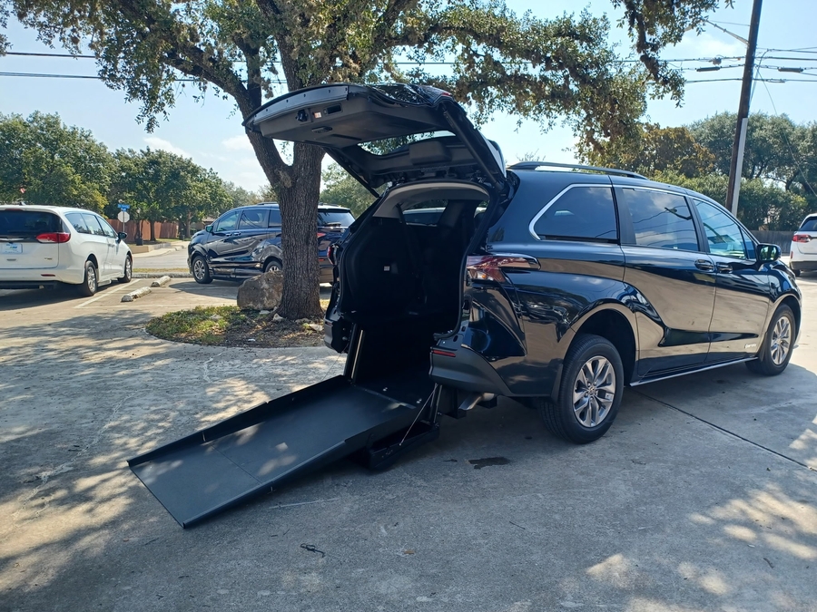 Black Toyota Sienna image number 3