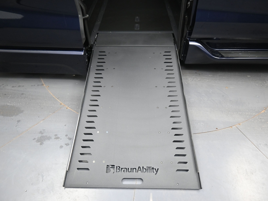 New 2026 Toyota Sienna Hybrid Limited - BraunAbility Side Entry In Floor Automatic Ramp