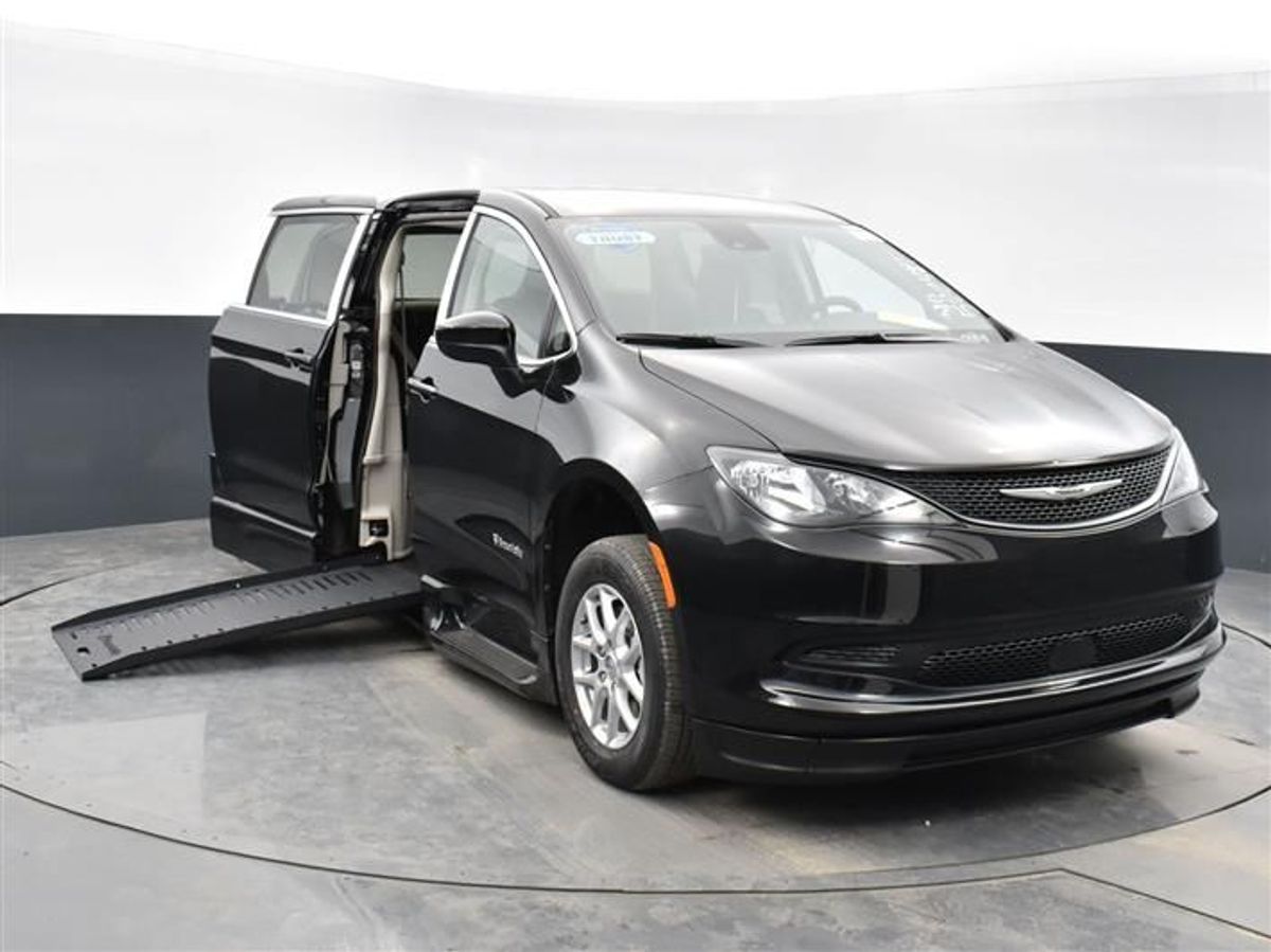 Black Chrysler Voyager image number 6