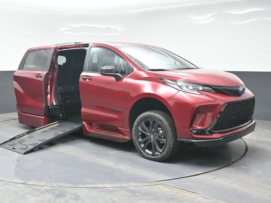 New 2025 Toyota Sienna Hybrid XSE Sport - BraunAbility Side Entry Entry Fold Out Automatic Ramp