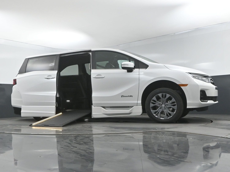 White Honda Odyssey image number 18