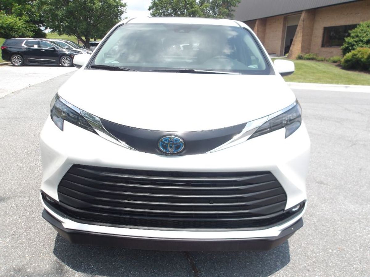 White Toyota Sienna image number 1