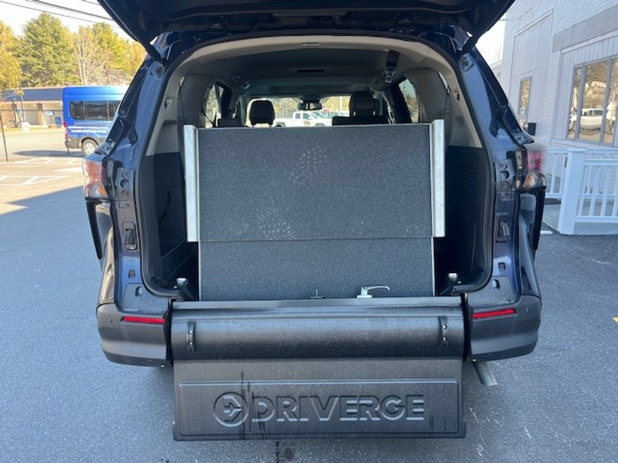 Blue Toyota Sienna image number 7