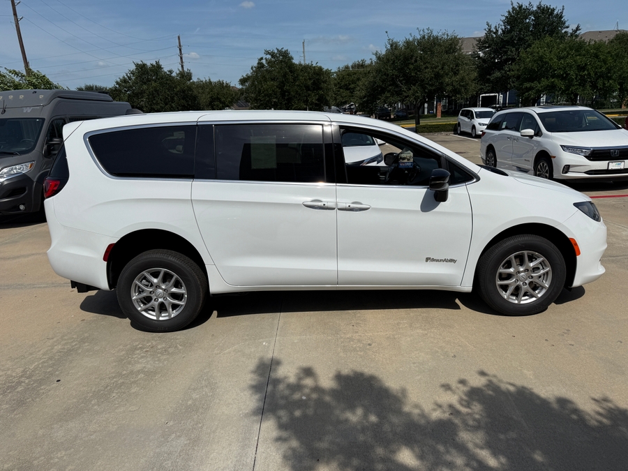 White Chrysler Voyager image number 1