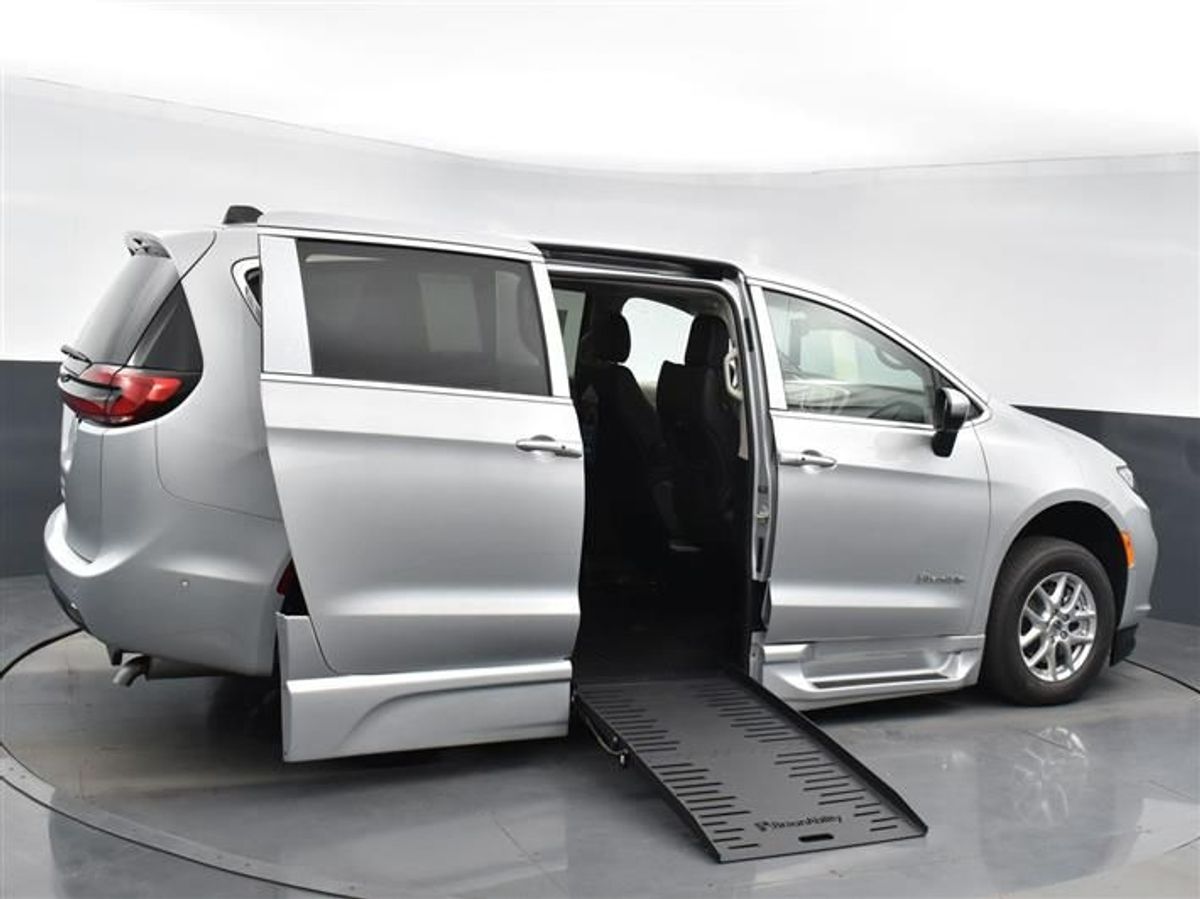 Silver Chrysler Pacifica image number 6