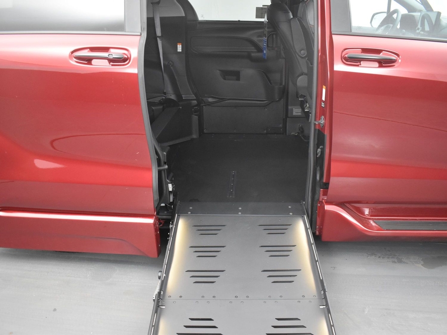 New 2025 Toyota Sienna Hybrid XSE Sport - BraunAbility Side Entry Entry Fold Out Automatic Ramp