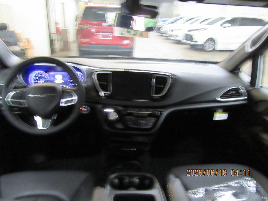 White Chrysler Voyager image number 4