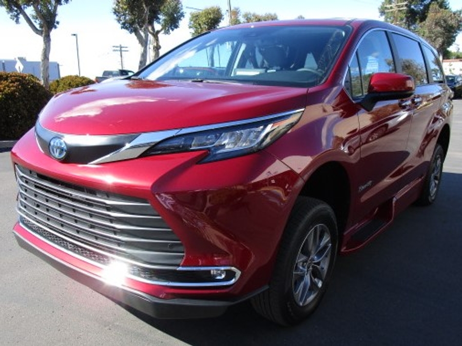New 2026 Toyota Sienna Hybrid XLE Add - BraunAbility Side Entry Entry In Floor Automatic Ramp
