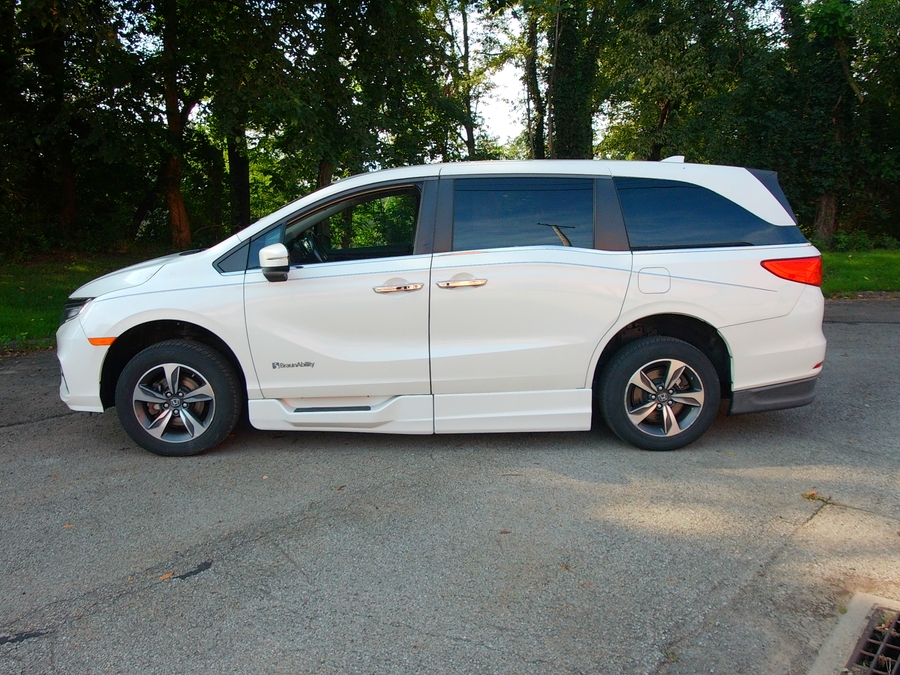 White Honda Odyssey image number 1