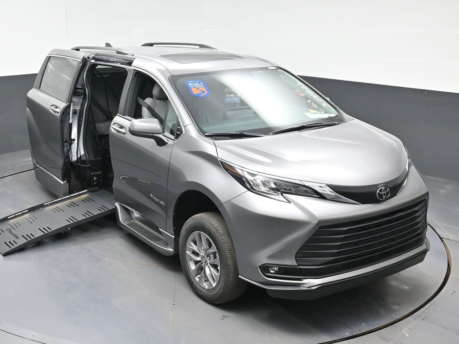 Grey Toyota Sienna image number 20