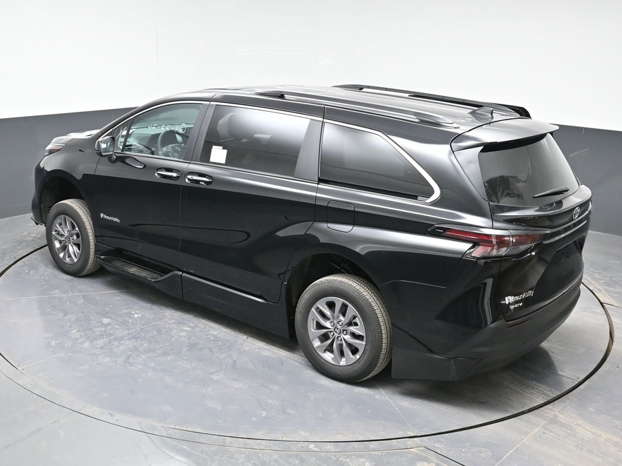 Black Toyota Sienna image number 24