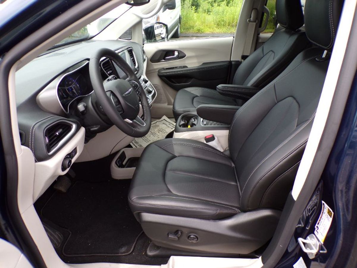 Blue Chrysler Pacifica image number 5