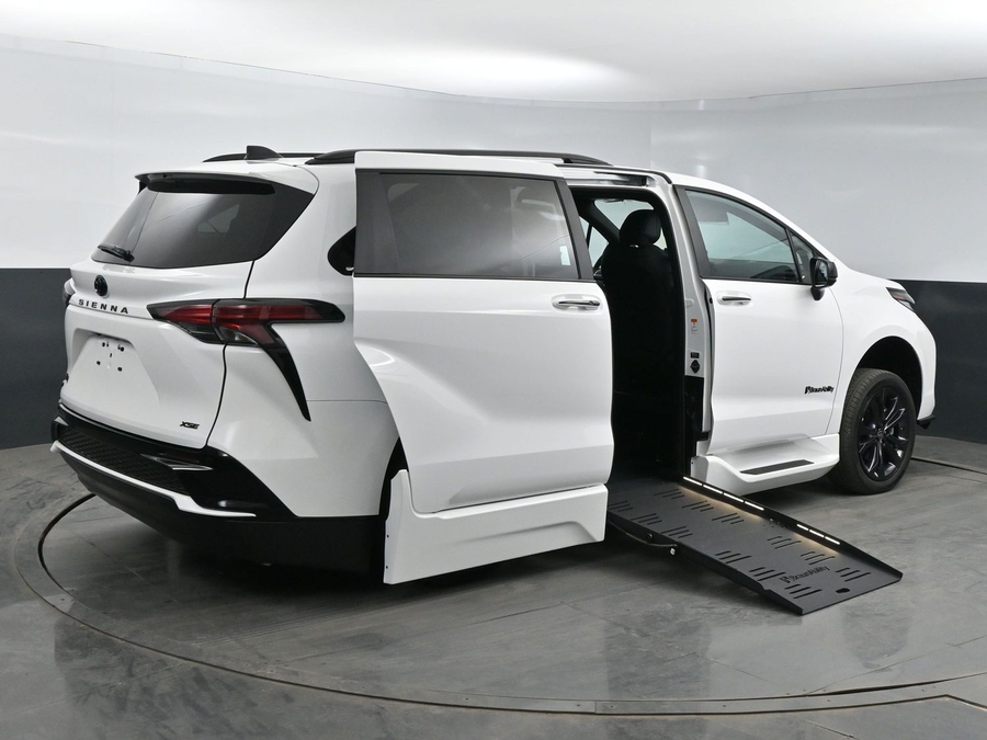 New 2025 Toyota Sienna Hybrid LE - BraunAbility Side Entry Entry Fold Out Automatic Ramp