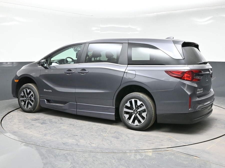 Grey Honda Odyssey image number 3