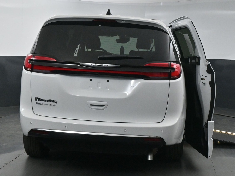 New 2025 Chrysler Pacifica Select Safety - BraunAbility Side Entry Entry In Floor Automatic Ramp