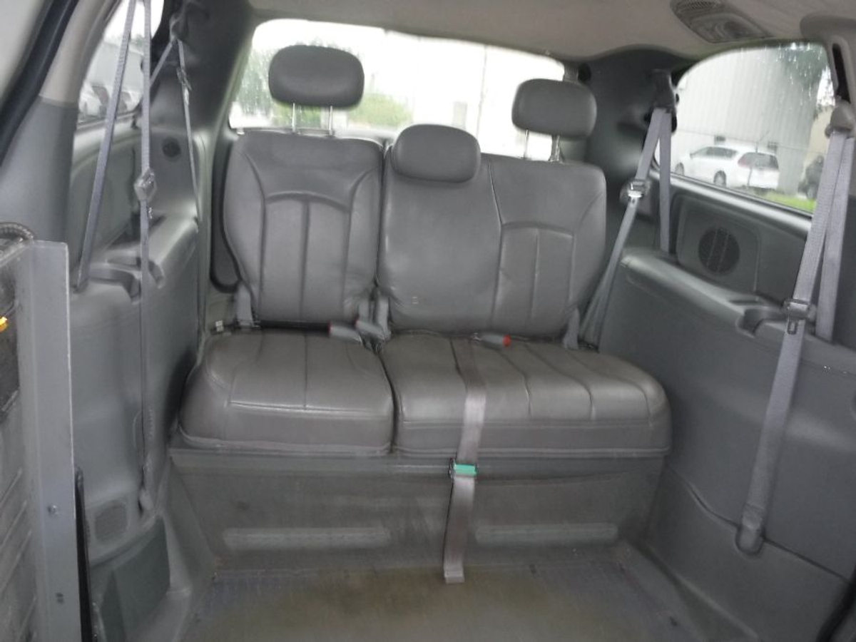 2006 CHRYSLER TOWN AND COUNTRY - Image 17